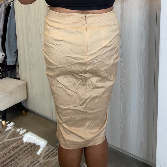 Front Tie Skirt. Needs to be ironed or steamed - Picture 5 of 5